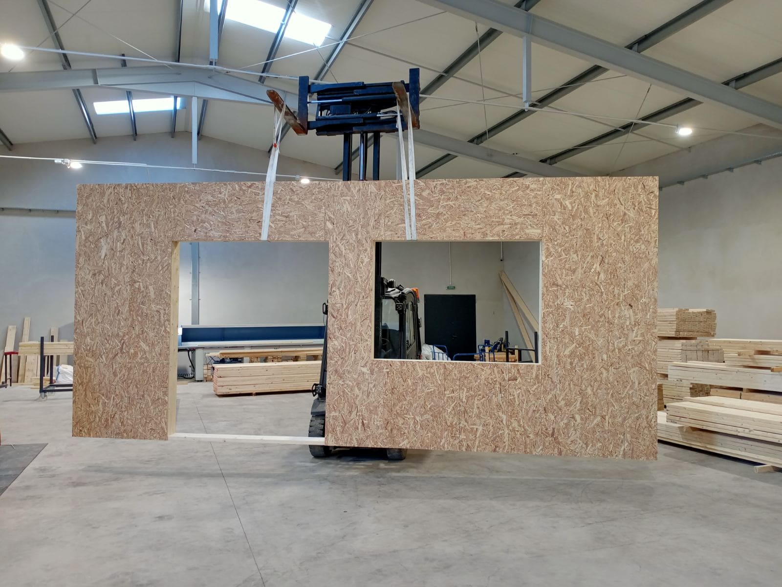 Prefabrykowany domek modułowy w trakcie realizacji